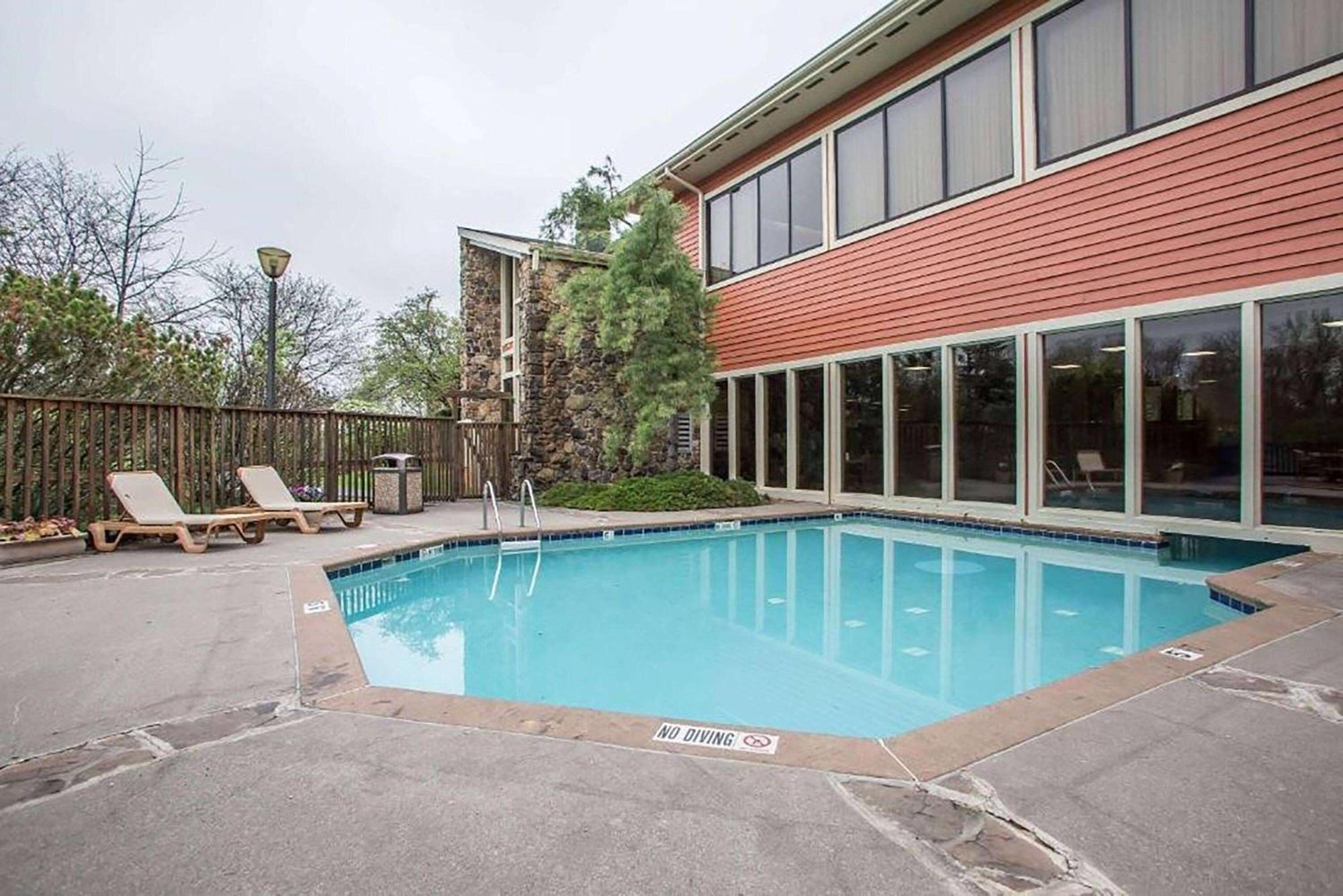 Howard Johnson By Wyndham Меррилвилл Экстерьер фото